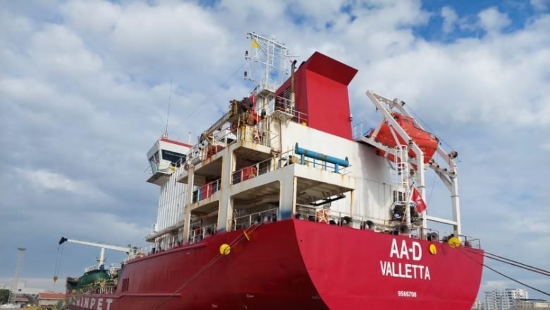 سفينة بميناء شرق بورسعيد