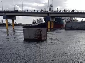 اصطدام باخرة شحن بقنطرة بنزرت