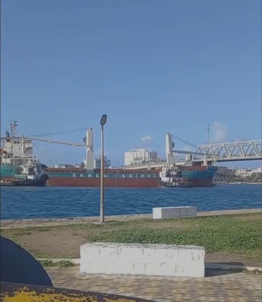 اصطدام باخرة شحن بقنطرة بنزرت
