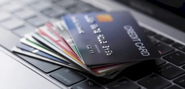 البطاقات المدفوعة